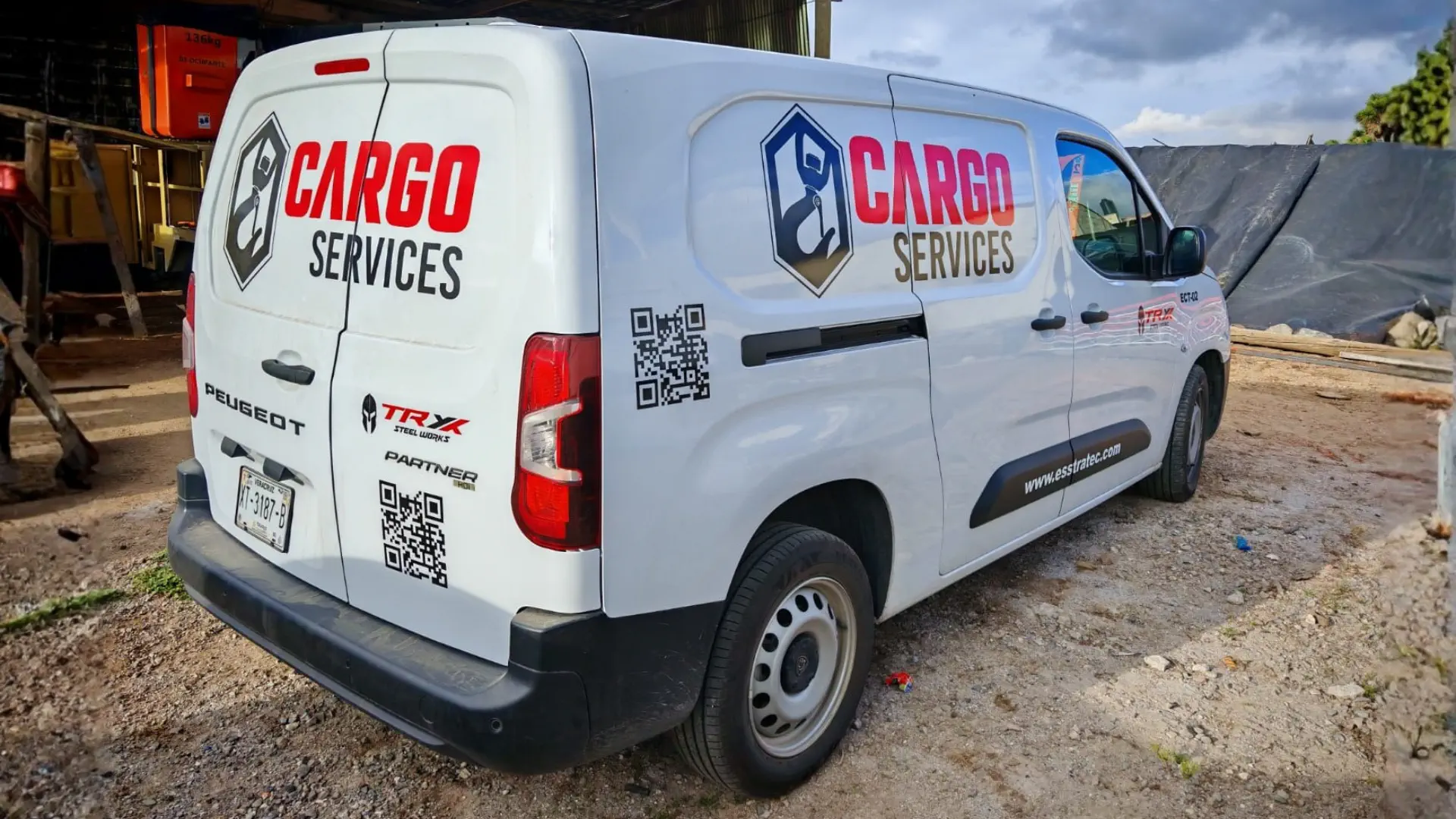 Nueva camioneta Peugeot integrada a la flota de servicio de Esstratec-Cargo