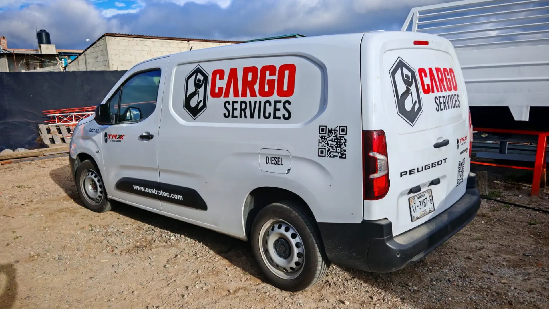 Nueva camioneta Peugeot lista para operación dentro de la flota de Esstratec-Cargo