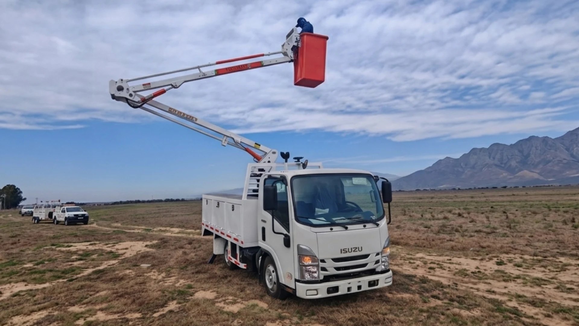 Carrocer&iacute;a y gavetas especializadas integradas a la unidad Isuzu ELF 200
